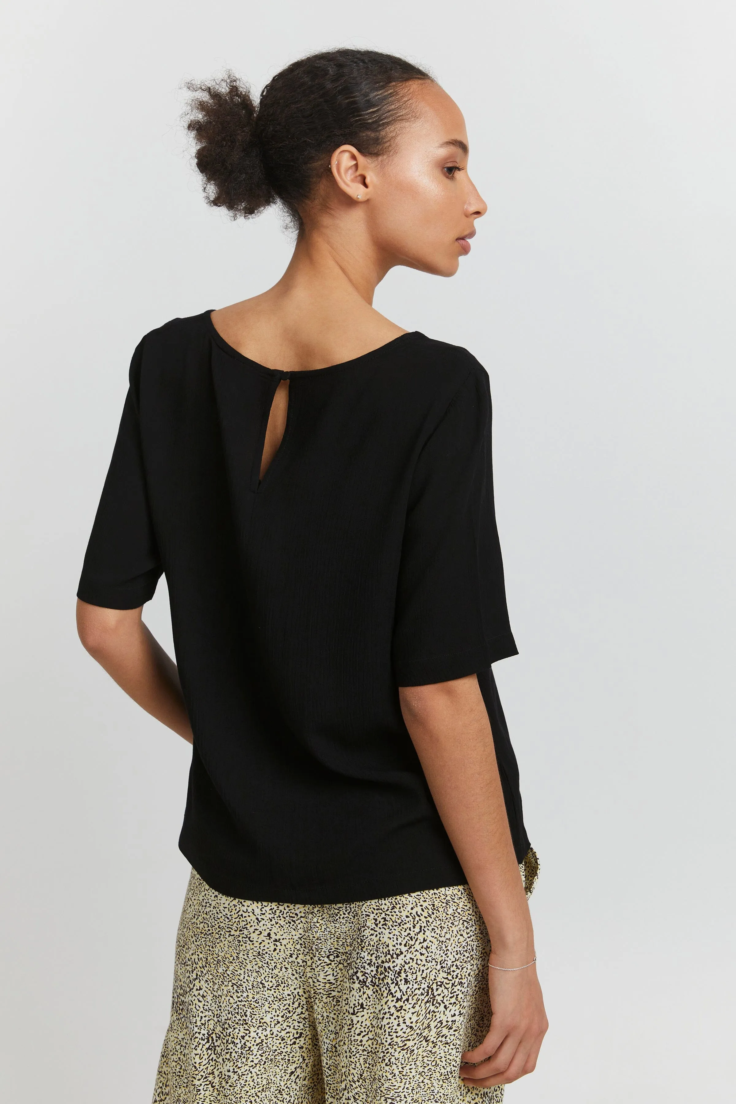 BLACK BREEZY BLOUSE