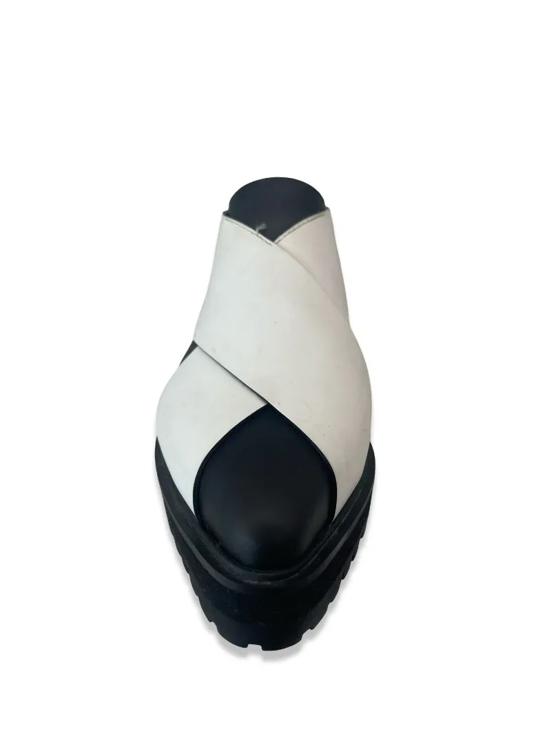 Proenza Schouler White / Black Leather Flats. Size: 38